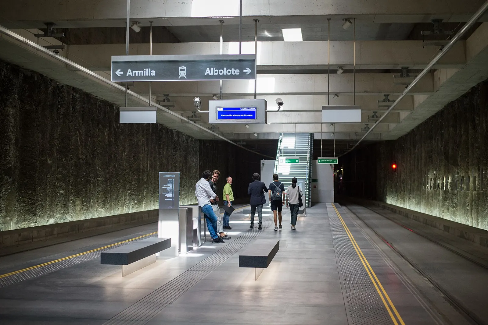 Andenes de la estación Alcázar Genil del metro de Granada